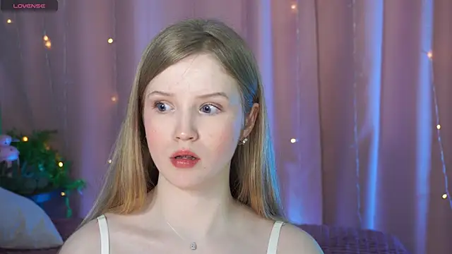 Snapshot of LilianHoward chatting on 12-19-25, 12:23 LilianHoward online show from 12-19-25, 12:23