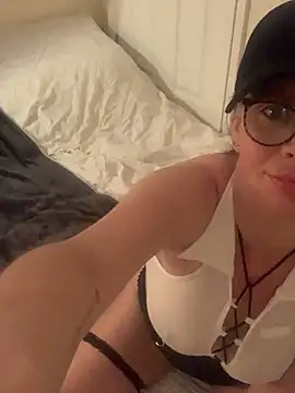 Snapshot of CherryCe chatting on 04-15-26, 02:07 CherryCe online show from 04-15-26, 02:07