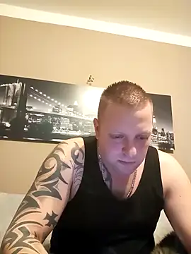 Snapshot of Chiemsee610 chatting on 12-17-25, 04:13 Chiemsee610 online show from 12-17-25, 04:13