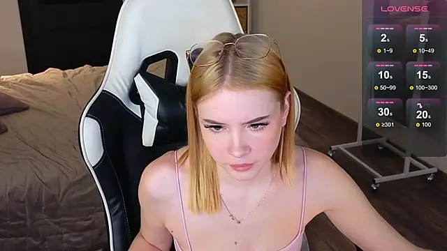 shinyluna1 online show from 12-04-25, 03:38