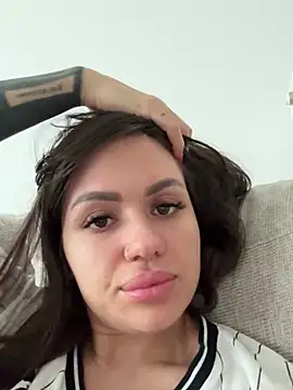 Snapshot of SiennaLuxexx chatting on 02-13-26, 12:12 SiennaLuxexx online show from 02-13-26, 12:12