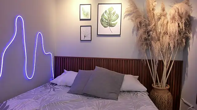 Snapshot of MIAROGGERSS chatting on 12-16-25, 03:11 MIAROGGERSS online show from 12-16-25, 03:11