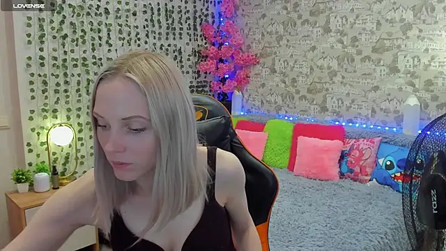 Snapshot of Gina_Gina_love chatting on 05-18-26, 04:29 Gina Gina love online show from 05-18-26, 04:29