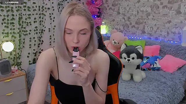 Snapshot of Gina_Gina_love chatting on 06-10-26, 02:23 Gina Gina love online show from 06-10-26, 02:23