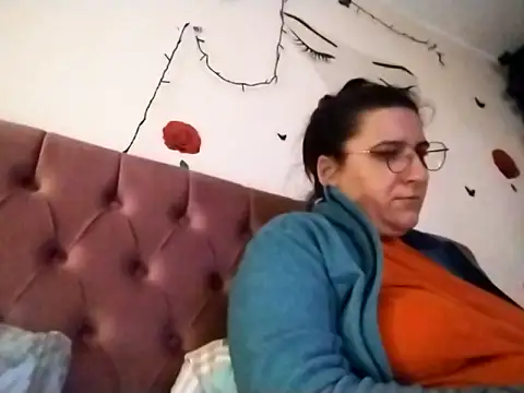 Snapshot of Dana92va chatting on 02-15-26, 06:15 Dana92va online show from 02-15-26, 06:15