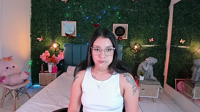 Snapshot of GabyyCute_ chatting on 12-17-25, 03:23 GabyyCute online show from 12-17-25, 03:23