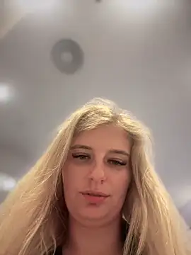 Snapshot of Betsy chatting on 12-29-24, 11:18 Betsy online show from 12-29-24, 11:18