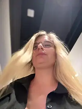 Snapshot of Betsy chatting on 02-16-25, 02:54 Betsy online show from 02-16-25, 02:54