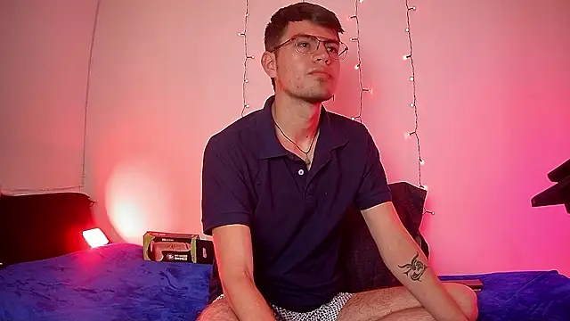 Snapshot of nicolatinboy chatting on 02-14-26, 09:11 nicolatinboy online show from 02-14-26, 09:11