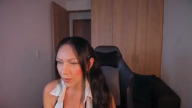 Snapshot of Cleoember_ chatting on 02-13-26, 06:37 Cleoember online show from 02-13-26, 06:37