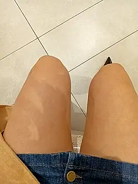 Snapshot of Baby-Linh chatting on 02-05-26, 04:39 Baby-Linh online show from 02-05-26, 04:39