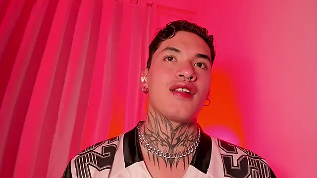 Snapshot of AlecBanne chatting on 12-13-25, 11:21 AlecBanne online show from 12-13-25, 11:21