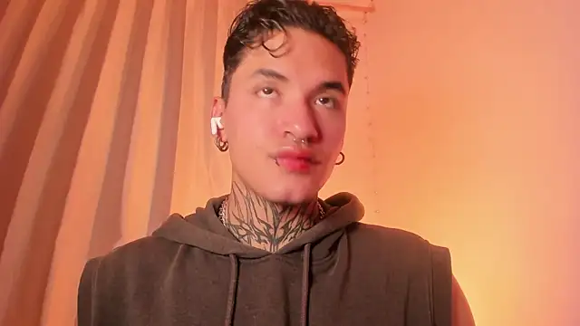 Snapshot of AlecBanne chatting on 12-15-25, 03:00 AlecBanne online show from 12-15-25, 03:00