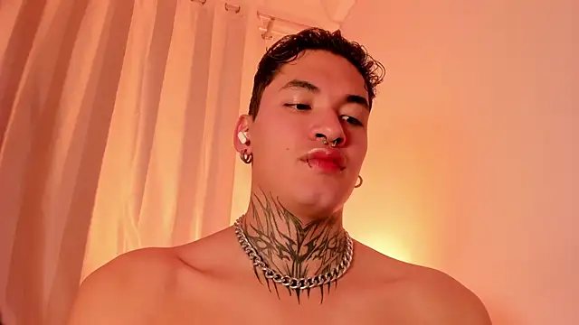 Snapshot of AlecBanne chatting on 12-18-25, 02:28 AlecBanne online show from 12-18-25, 02:28