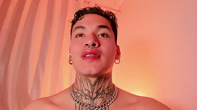 Snapshot of AlecBanne chatting on 12-20-25, 03:13 AlecBanne online show from 12-20-25, 03:13