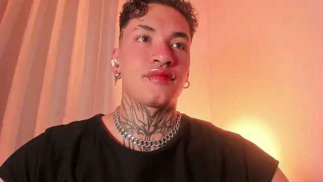 Snapshot of AlecBanne chatting on 12-21-25, 11:23 AlecBanne online show from 12-21-25, 11:23