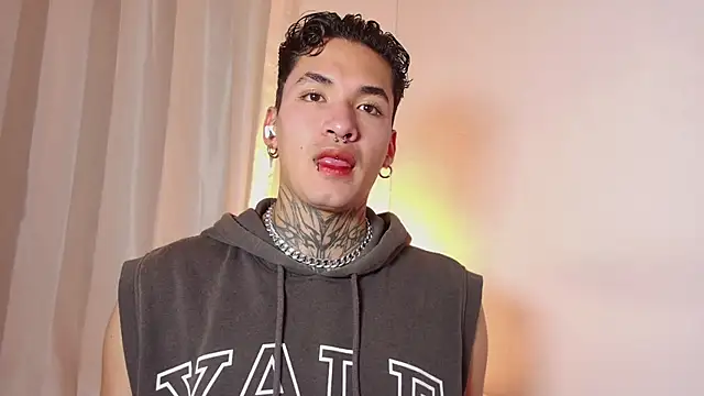 Snapshot of AlecBanne chatting on 01-09-26, 11:17 AlecBanne online show from 01-09-26, 11:17