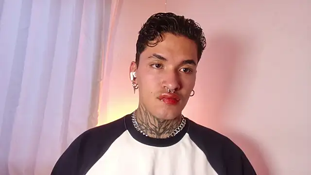 Snapshot of AlecBanne chatting on 01-12-26, 10:26 AlecBanne online show from 01-12-26, 10:26