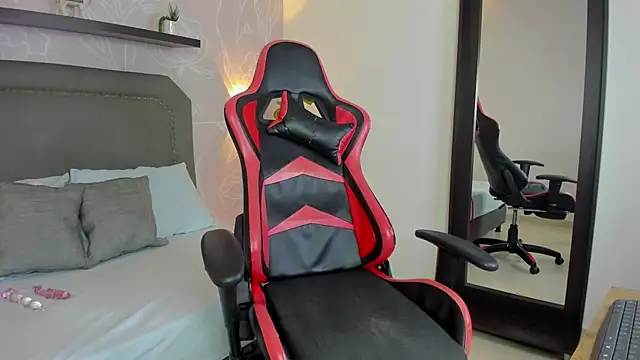 Snapshot of madison_saenzz chatting on 12-15-25, 07:29 madison saenzz online show from 12-15-25, 07:29