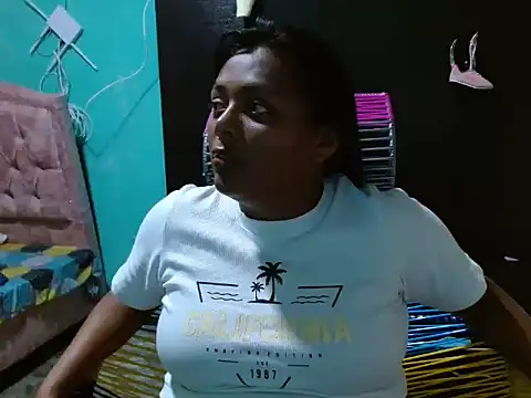 Snapshot of caro_lil chatting on 06-16-26, 04:59 caro lil online show from 06-16-26, 04:59