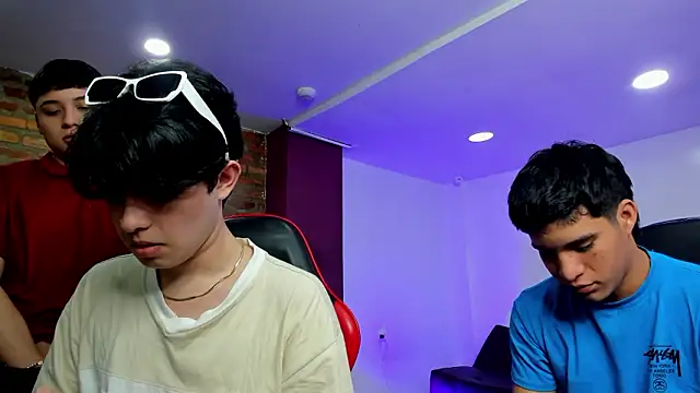 HotThreesoome online show from 03-10-26, 12:21