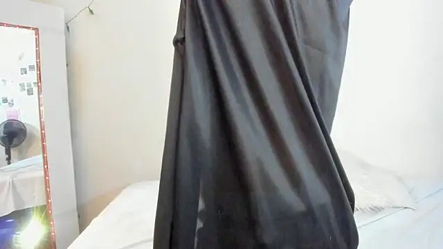 Snapshot of litle_slut chatting on 02-19-26, 05:36 litle slut online show from 02-19-26, 05:36