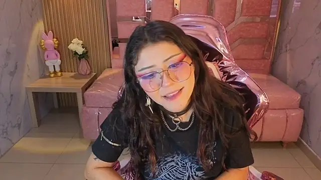 Snapshot of miss_devil_s chatting on 12-19-25, 03:57 miss devil s online show from 12-19-25, 03:57