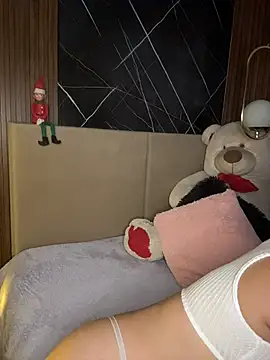 Snapshot of ValentinaEliot chatting on 12-16-25, 01:10 ValentinaEliot online show from 12-16-25, 01:10