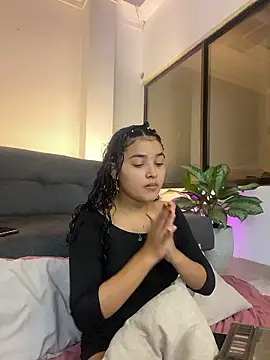 Snapshot of ladulcemary_ chatting on 01-19-26, 01:04 ladulcemary online show from 01-19-26, 01:04