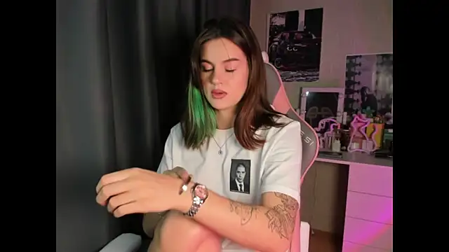 Snapshot of NikkieKitty chatting on 12-22-25, 05:10 NikkieKitty online show from 12-22-25, 05:10