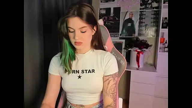 Snapshot of NikkieKitty chatting on 01-12-26, 11:59 NikkieKitty online show from 01-12-26, 11:59