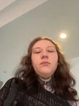 Snapshot of FionaMurr chatting on 12-16-25, 02:05 FionaMurr online show from 12-16-25, 02:05