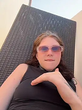 Snapshot of FionaMurr chatting on 12-22-25, 02:19 FionaMurr online show from 12-22-25, 02:19