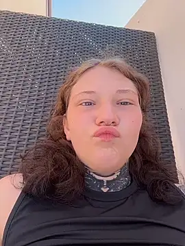 Snapshot of FionaMurr chatting on 12-23-25, 02:09 FionaMurr online show from 12-23-25, 02:09