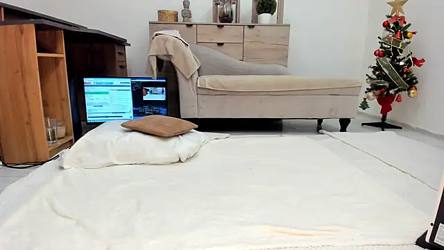 Snapshot of classy_medea chatting on 12-17-25, 01:33 classy medea online show from 12-17-25, 01:33