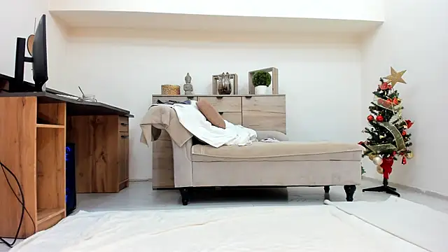 Snapshot of classy_medea chatting on 12-18-25, 01:55 classy medea online show from 12-18-25, 01:55