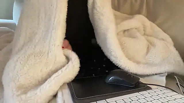 Snapshot of ijustturned18today chatting on 12-18-25, 10:43 ijustturned18today online show from 12-18-25, 10:43