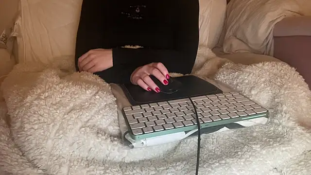 Snapshot of ijustturned18today chatting on 01-19-26, 06:17 ijustturned18today online show from 01-19-26, 06:17