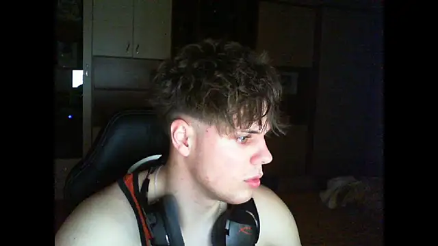 Snapshot of GymGuy0505 chatting on 12-16-25, 10:37 GymGuy0505 online show from 12-16-25, 10:37