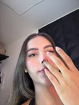 Snapshot of Valeria-escobar chatting on 05-13-26, 11:29 Valeria-escobar online show from 05-13-26, 11:29