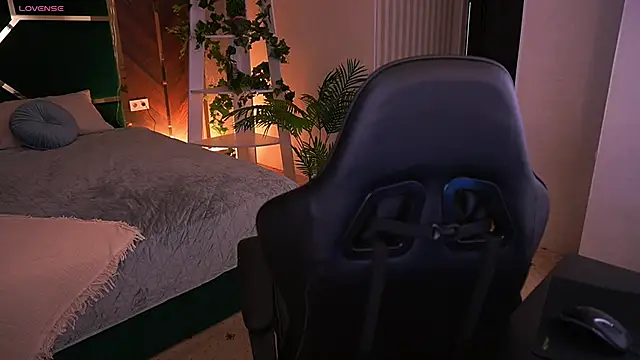 Snapshot of MollyyMayy chatting on 02-12-26, 04:13 MollyyMayy online show from 02-12-26, 04:13