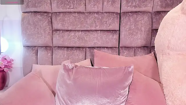 Snapshot of miaa_quinn chatting on 12-21-25, 03:35 miaa quinn online show from 12-21-25, 03:35