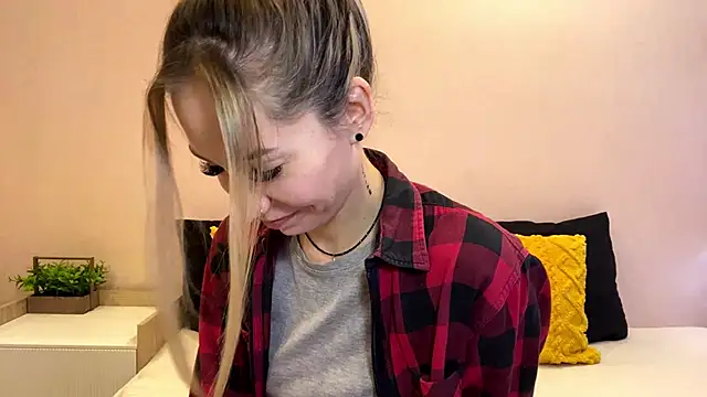 Snapshot of sun_under_skyy chatting on 12-21-25, 10:11 sun under skyy online show from 12-21-25, 10:11