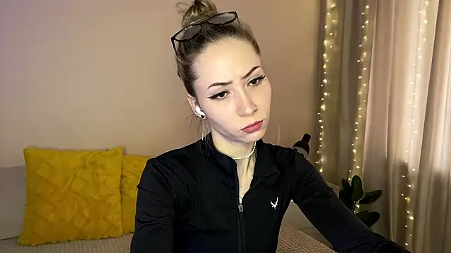 Snapshot of sun_under_skyy chatting on 02-22-26, 02:02 sun under skyy online show from 02-22-26, 02:02