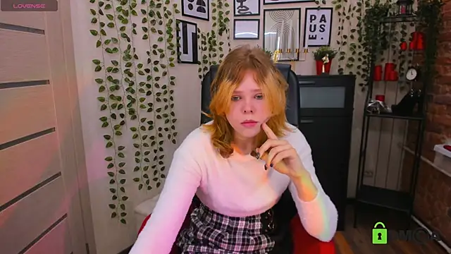 Snapshot of Soft_Flame chatting on 12-17-25, 03:29 Soft Flame online show from 12-17-25, 03:29