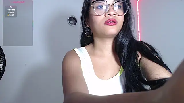 Snapshot of DAFNNEE_HOT chatting on 12-19-25, 04:14 DAFNNEE HOT online show from 12-19-25, 04:14