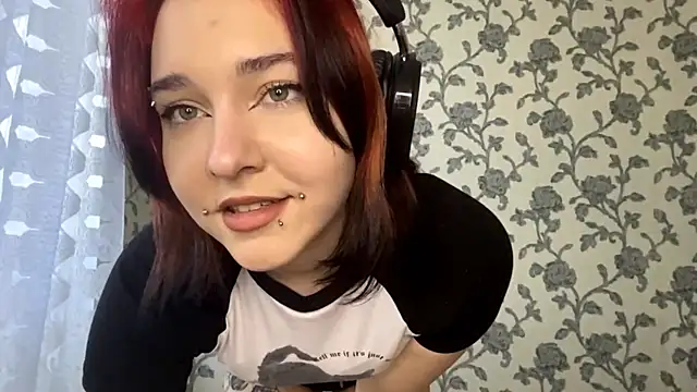 Snapshot of EmilyVeiro chatting on 02-16-26, 04:08 EmilyVeiro online show from 02-16-26, 04:08