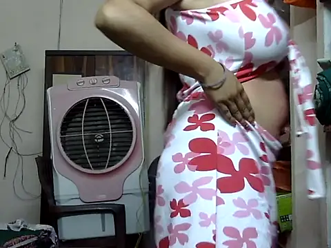 hot-riyaaa online show from 03-08-26, 11:58