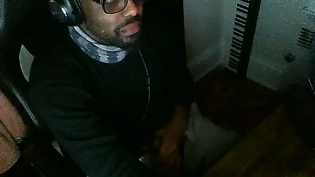 Snapshot of MrUnintentional chatting on 12-17-25, 03:18 MrUnintentional online show from 12-17-25, 03:18