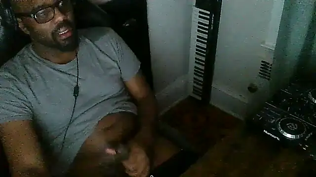 Snapshot of MrUnintentional chatting on 01-07-26, 05:32 MrUnintentional online show from 01-07-26, 05:32